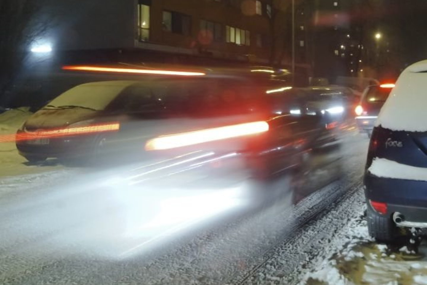 Kelininkai barsto sostinės gatves, nes antradienio rytą labai slidu. Pėstiesiems - dar sunkiau.