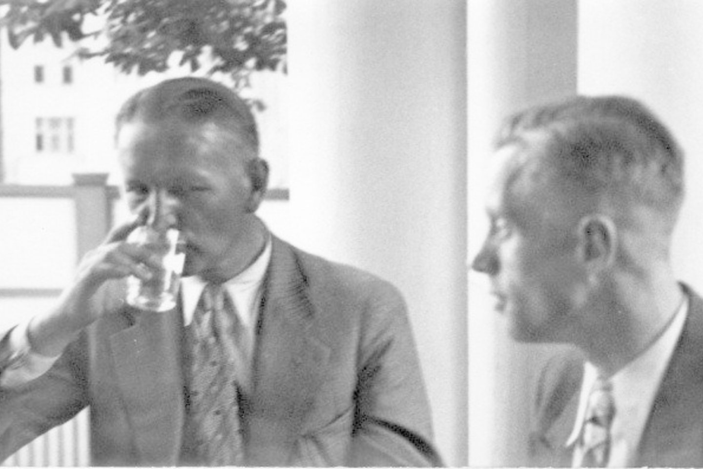 Rašytojas B.Sruoga (kairėje) su S.Stonkumi Kauno miesto sodo kavinėje. 1933 m.