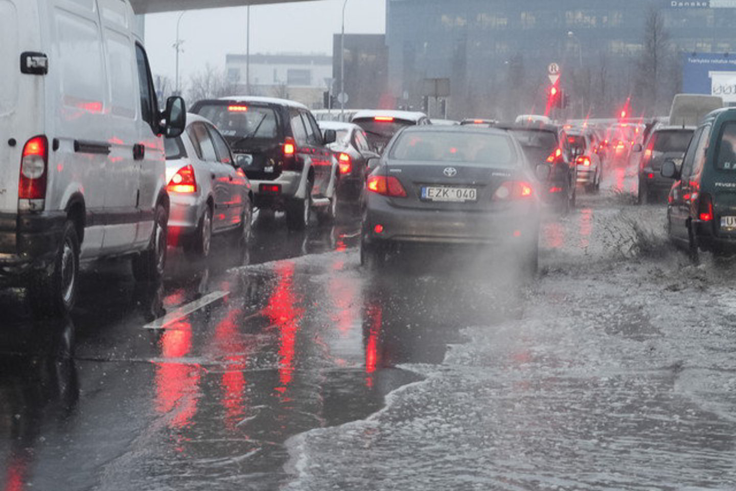 Ketvirtadienį šalies keliuose - šlapia.