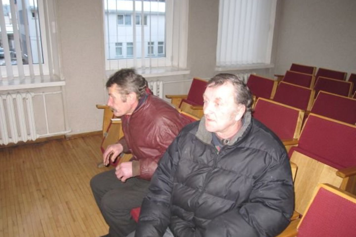 Šunį bandę pakarti A.Račinskas (kairėje) ir V.Petrulis gavo po 5 mėnesius viešųjų darbų.