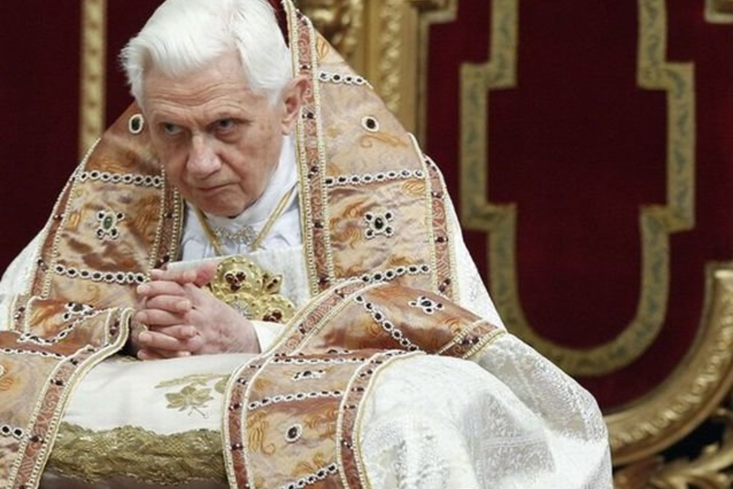 Vatikano pareigūnai sako, kad popiežiui mirus, jo kūnas priklauso visai Bažnyčiai ir turi būti palaidotas nepažeistas.