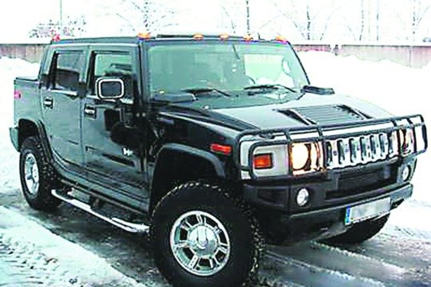 Nuo parduodamo visureigio jau nuimtas tris tūkstančius litų kainavęs numeris „BOSS”, kuris dar praėjusią savaitę žadėtas kaip priedas „Hummer H2” pirkėjui.