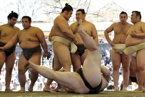 Japonijoje pirmą kartą atšauktas sumo turnyras