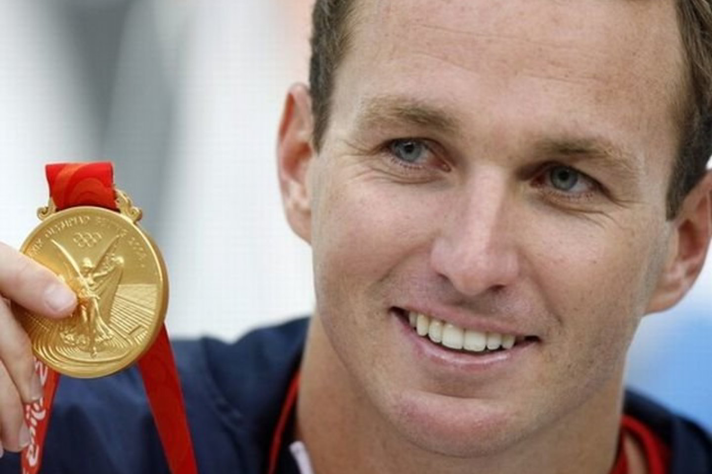 27-erių metų sportininkui priklauso pasaulio 100 ir 200 m plaukimo nugara rekordai.