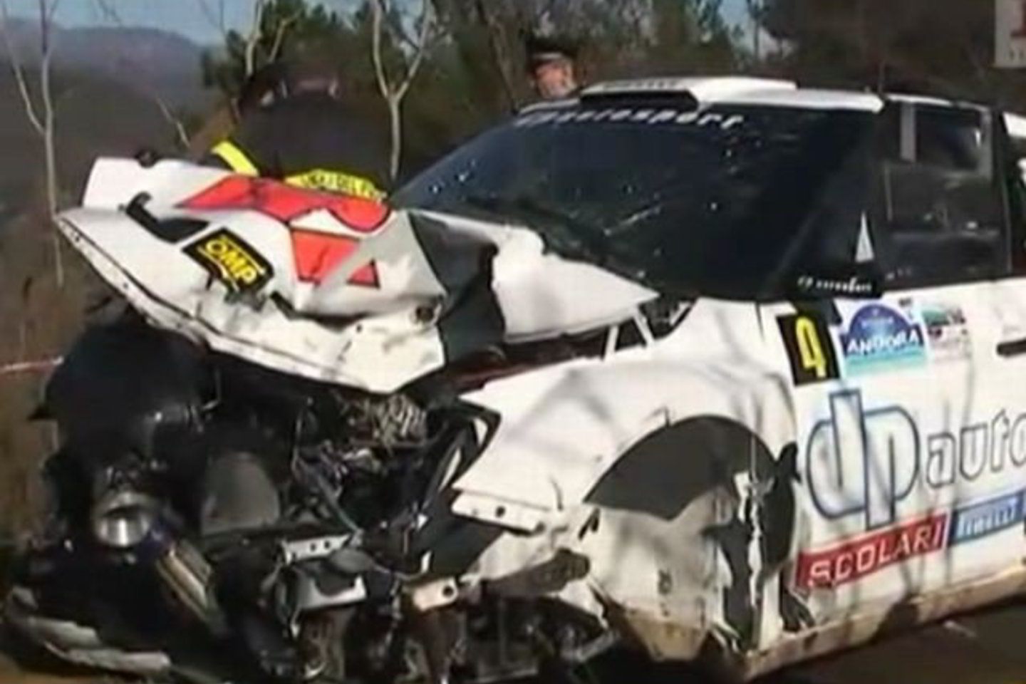 „Škoda Fabia“ automobilis, kuriuo važiavo lenktynininkai, visiškai sudaužytas.