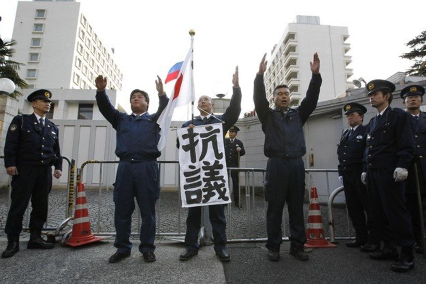 Japonai protestuoja prieš Rusijos valdžios pretenzijas į Kurilų salas.