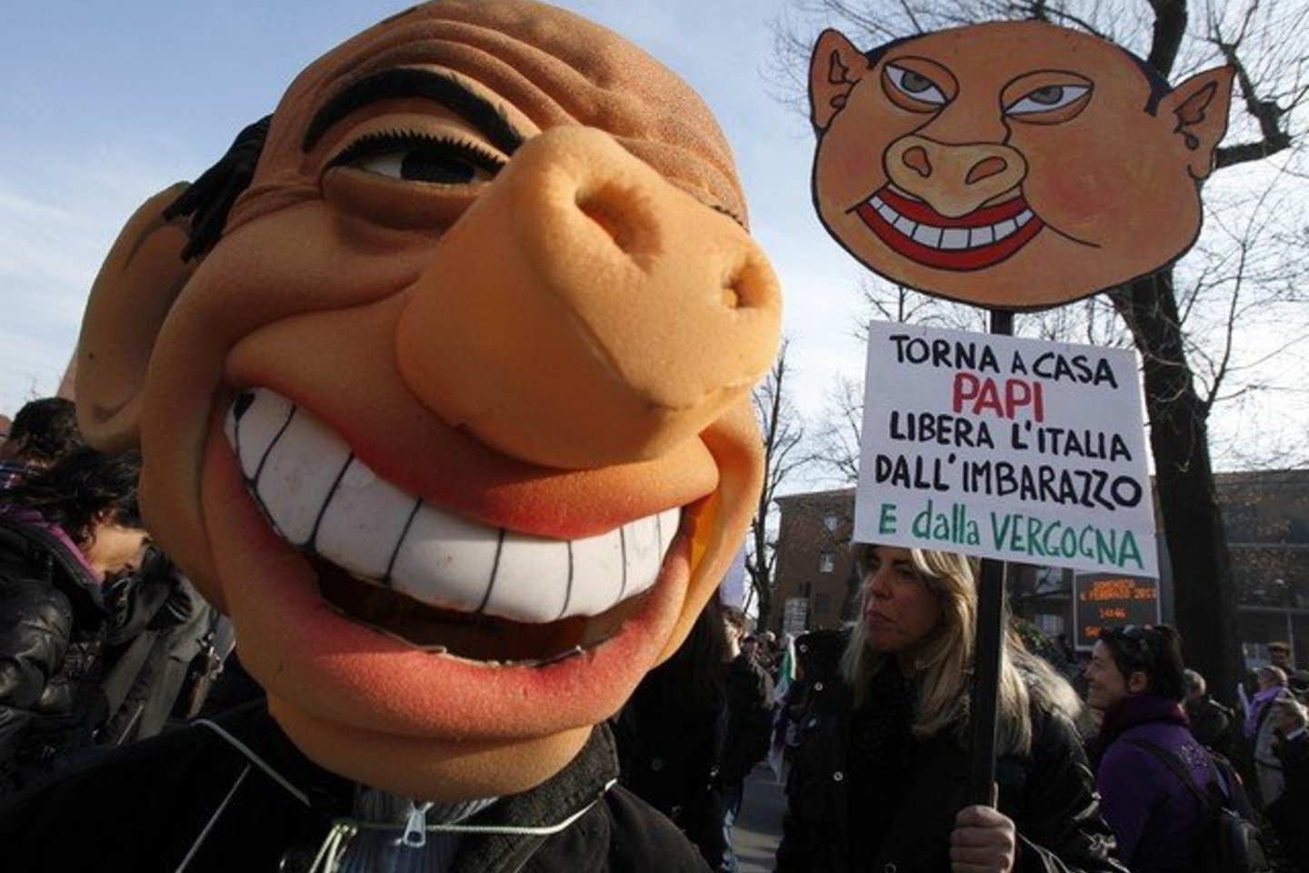 „Atsistatydink, atsistatydink!“ - skandavo protestuotojai prie S.Berlusconi privačios vilos.