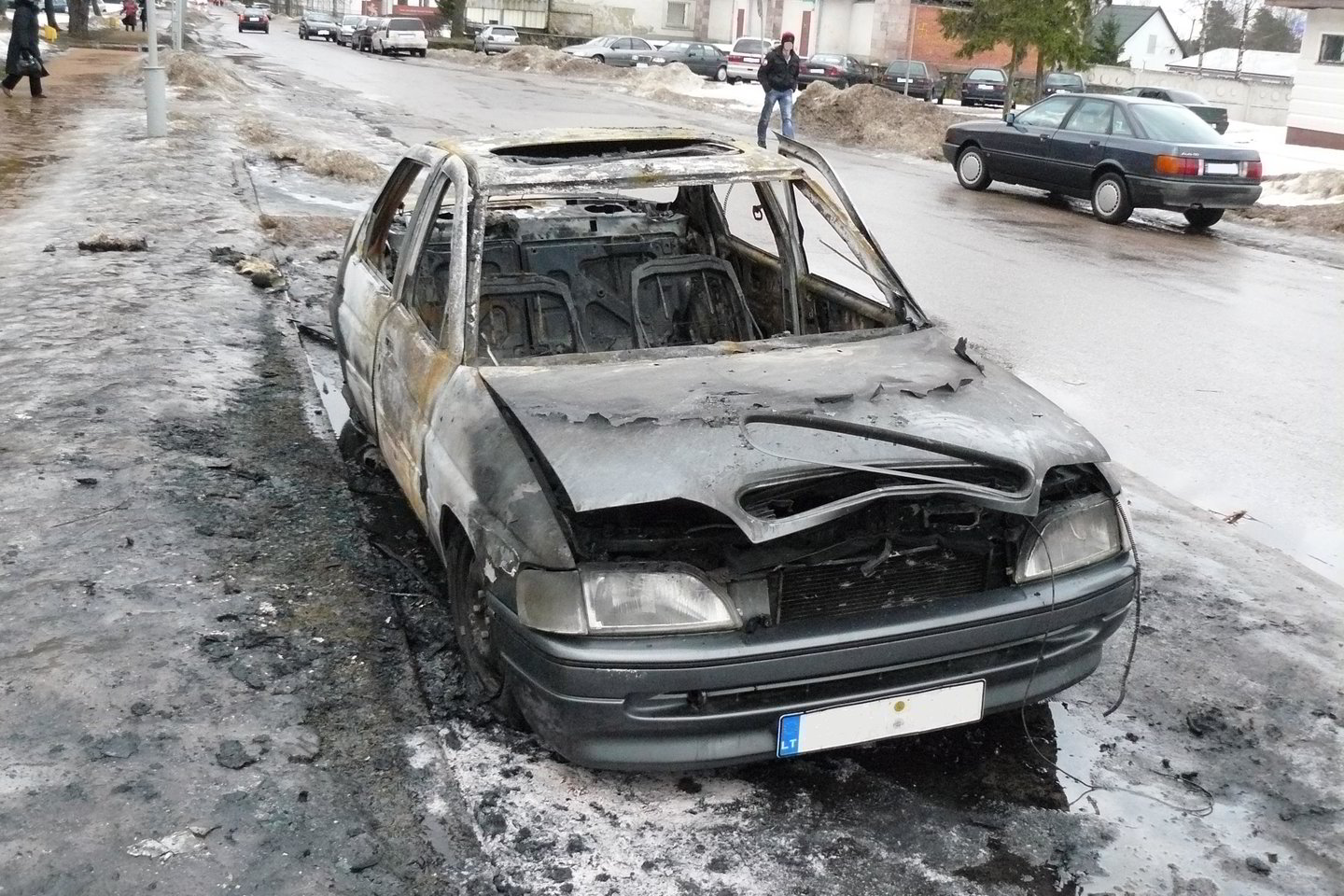 Nusikaltėlių sudeginti automobiliai.