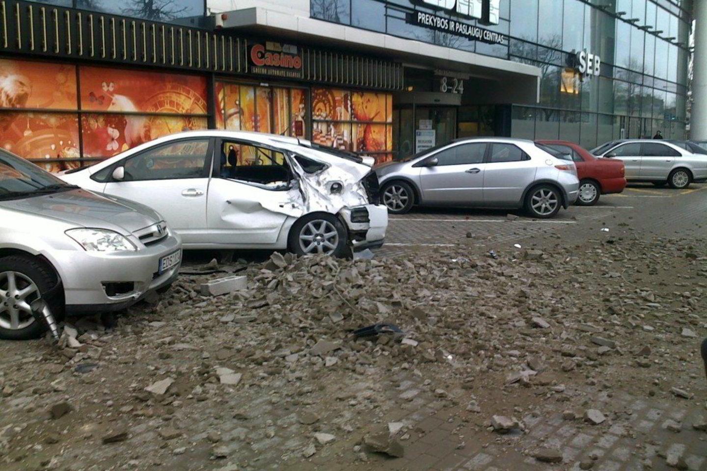 Išgriuvęs gabalas sienos stipriai apgadino automobilį.