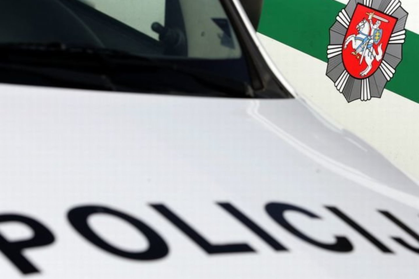 Policininkui priėjus, prie automobilio vairo nieko nebuvo.
