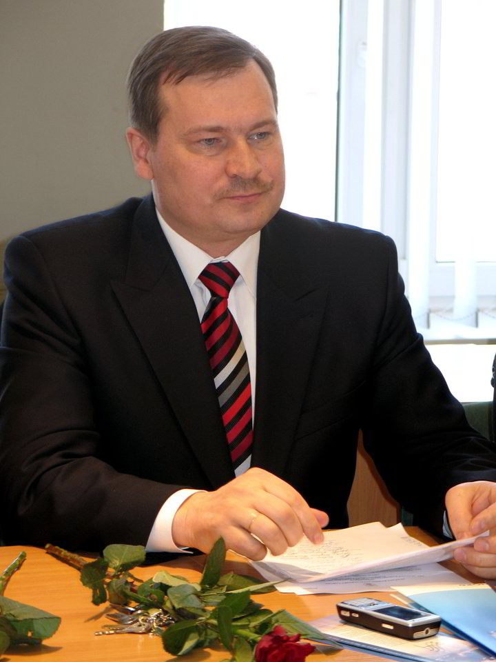 A.Vrubliauskas Alytaus rajono rinkimų komisijai pateikė pažymą, kurioje nurodyta, kad jo turto vertė – 457 900 litų, o Vyriausioji rinkimų komisija (VRK) internete paskelbė, kad politikas turi sukaupęs dešimt kartų daugiau turto – 4 579 000 litų.