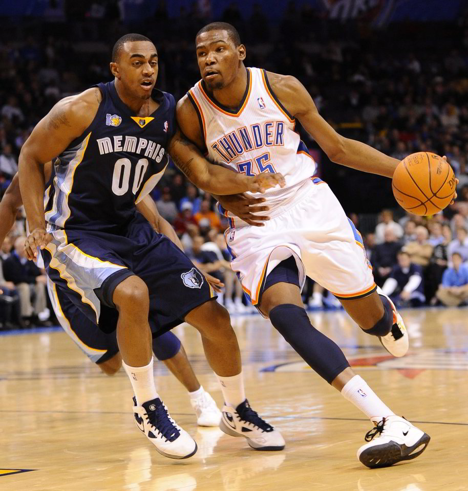 NBA rungtynėse "Oklahoma City Thunder" žaidėjas K.Durantas (dešinėje) veržiasi pro "Memphis Grizzlies" krepšininką D.Arthurą.