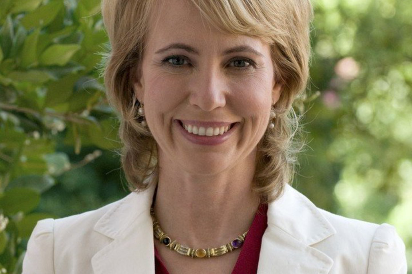 G.Giffords kulka perskrodė smegenis. Iš pradžių ji buvo gydoma intensyvios terapijos skyriuje Tusone, o sauso pabaigoje perkelta į Hjustono reabilitacijos centrą.