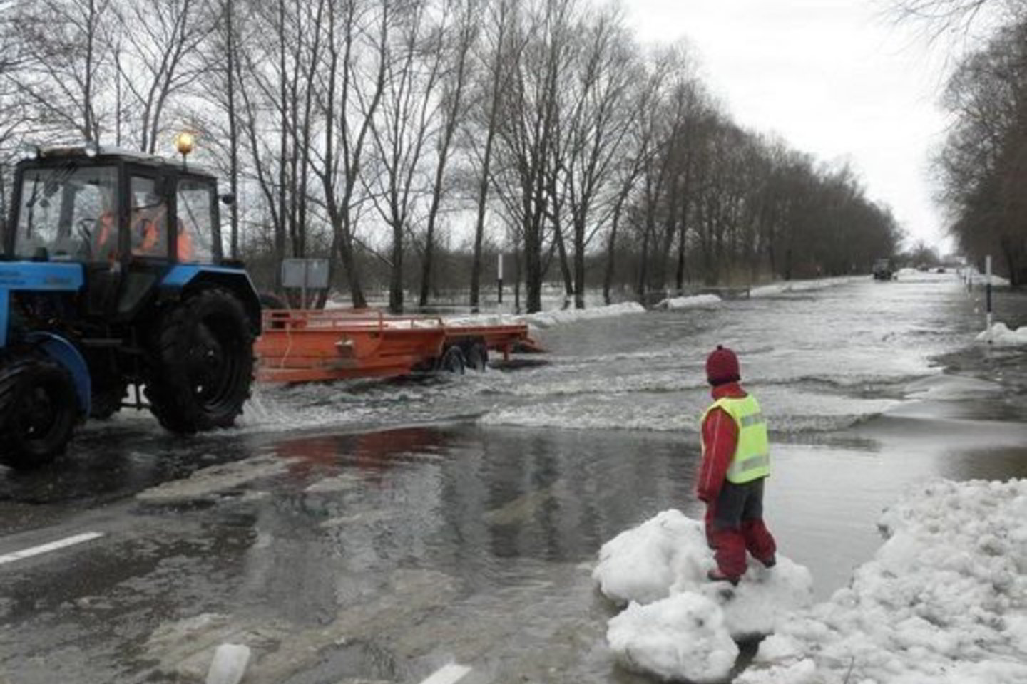 Lengvieji automobiliai perkeliami specialia technika.