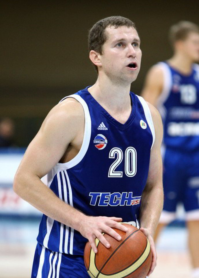 „Techaso“ žaidėjas T.Rinkevičius tritaškiu metimu persvėrė rezultatą 73:72.