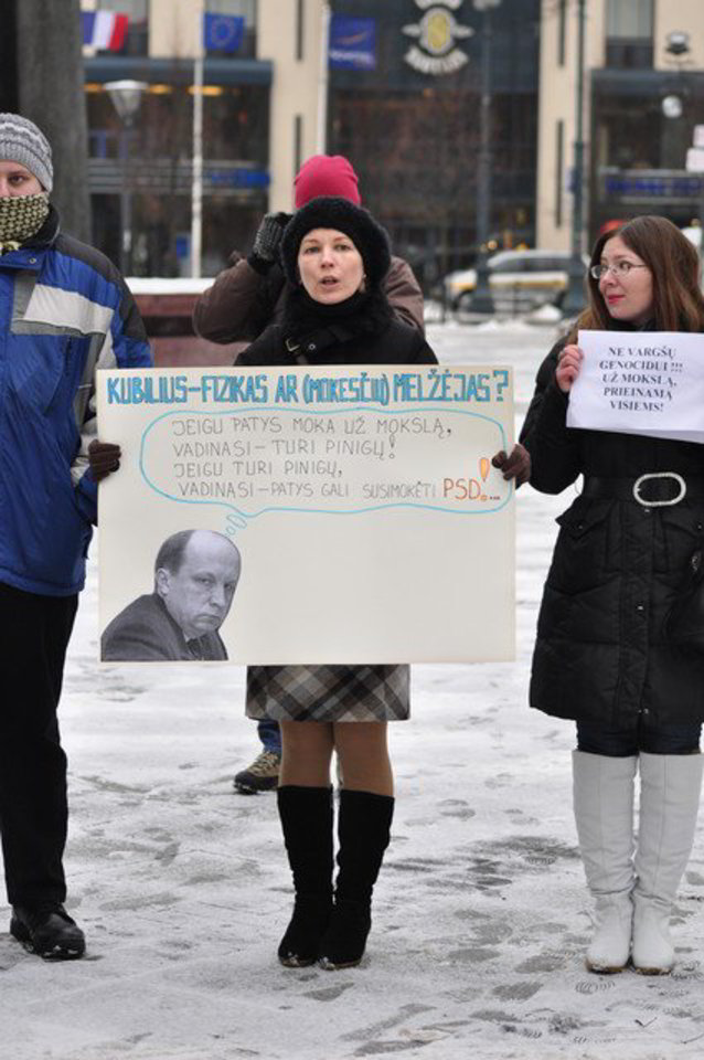 Saujelė studentų buvo surengusi piketą prie Vyriausybės.