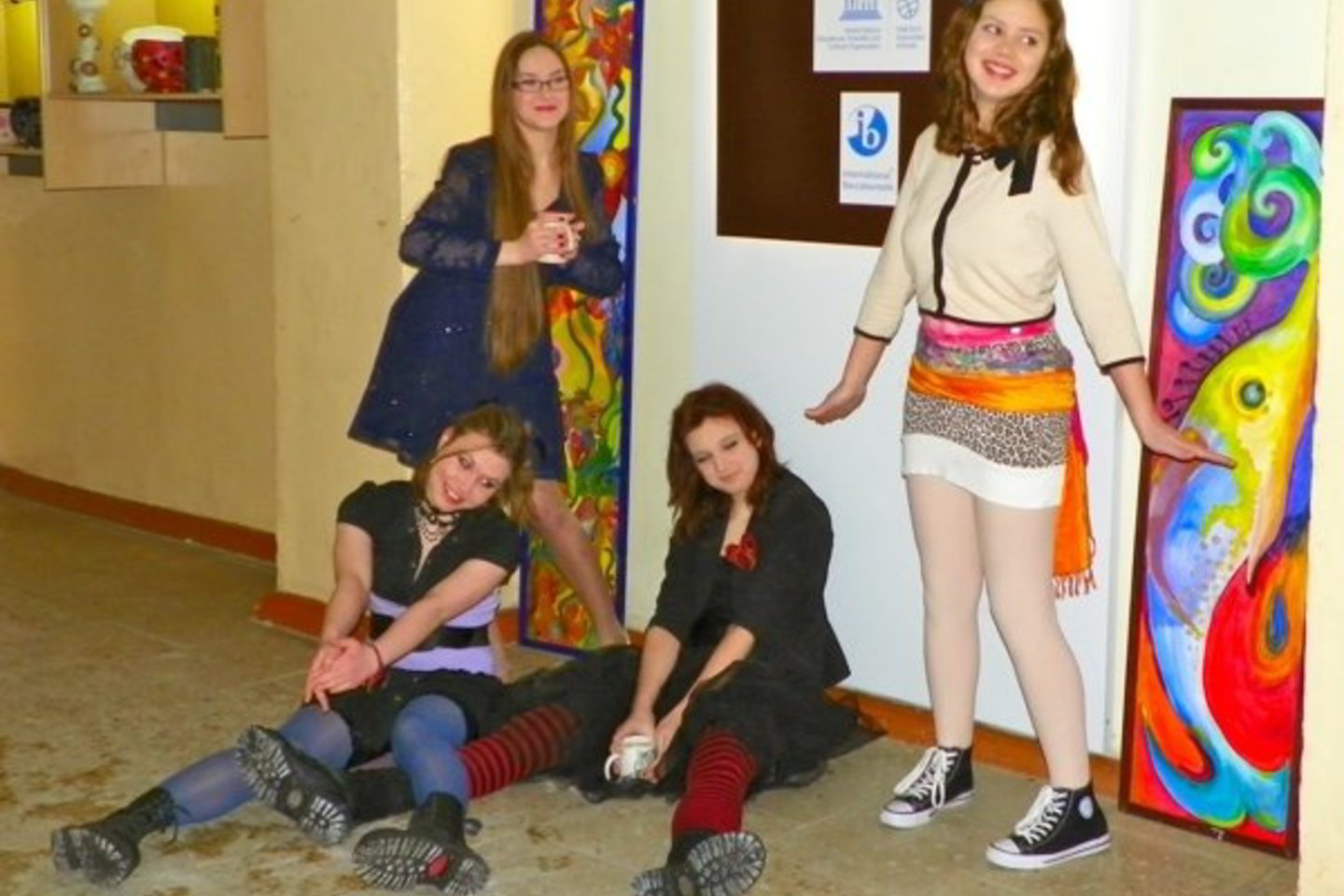 Gimnazistus nuo pat ryto sveikino „Dailės klubo“ merginos.