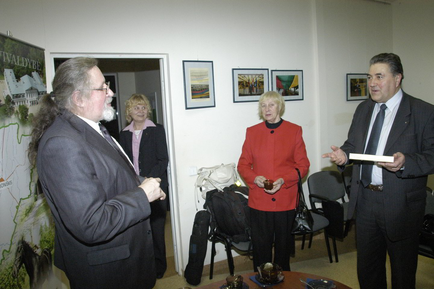 Surengusiam Lietuvos laisvės ir kovų akimirkų fotoparodą fotomenininkui Jonui Ivanauskui dėkoja Joniškio žemės ūkio mokyklos direktorius Liudas Jonaitis,