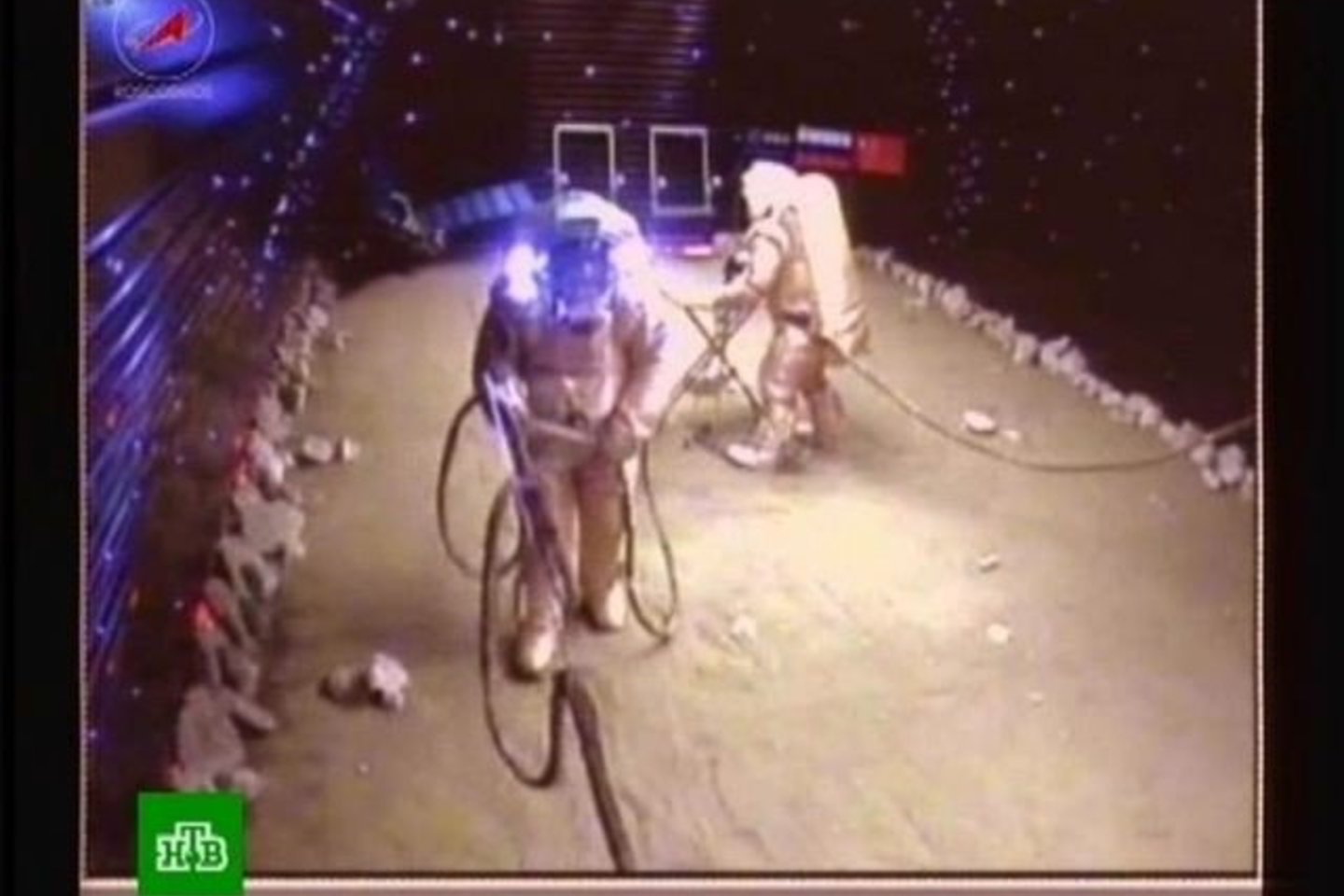 Grupė mokslininkų, kurie jau 250 dienų Maskvoje imituoja misiją į Marsą, pasiekė savo tikslą: du jų "pavaikščiojo" po Raudonosios planetos paviršių.
