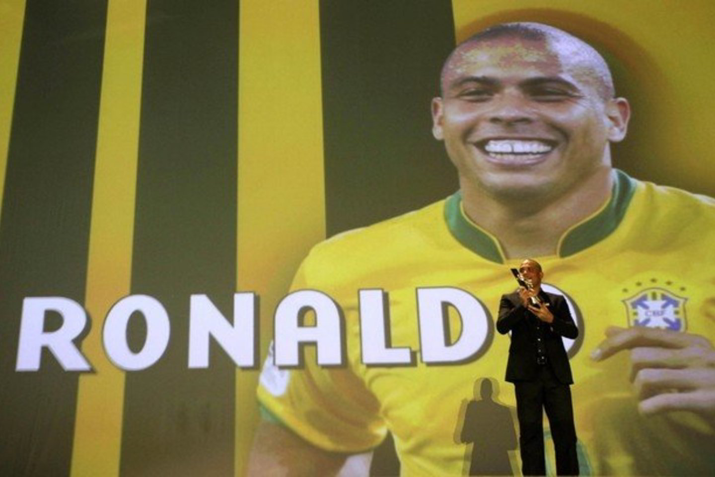 Apie pasitraukimą pareiškęs Ronaldo gavo prestižinį Brazilijos futbolo apdovanojimą.