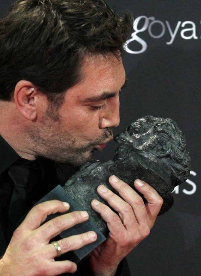 J.Bardemas savo apdovanojimą skyrė žmonai, „Oskaro“ laureatei Penelope Cruz ir jųdviejų sūnui, kuris pasaulį išvydo sausio pabaigoje.