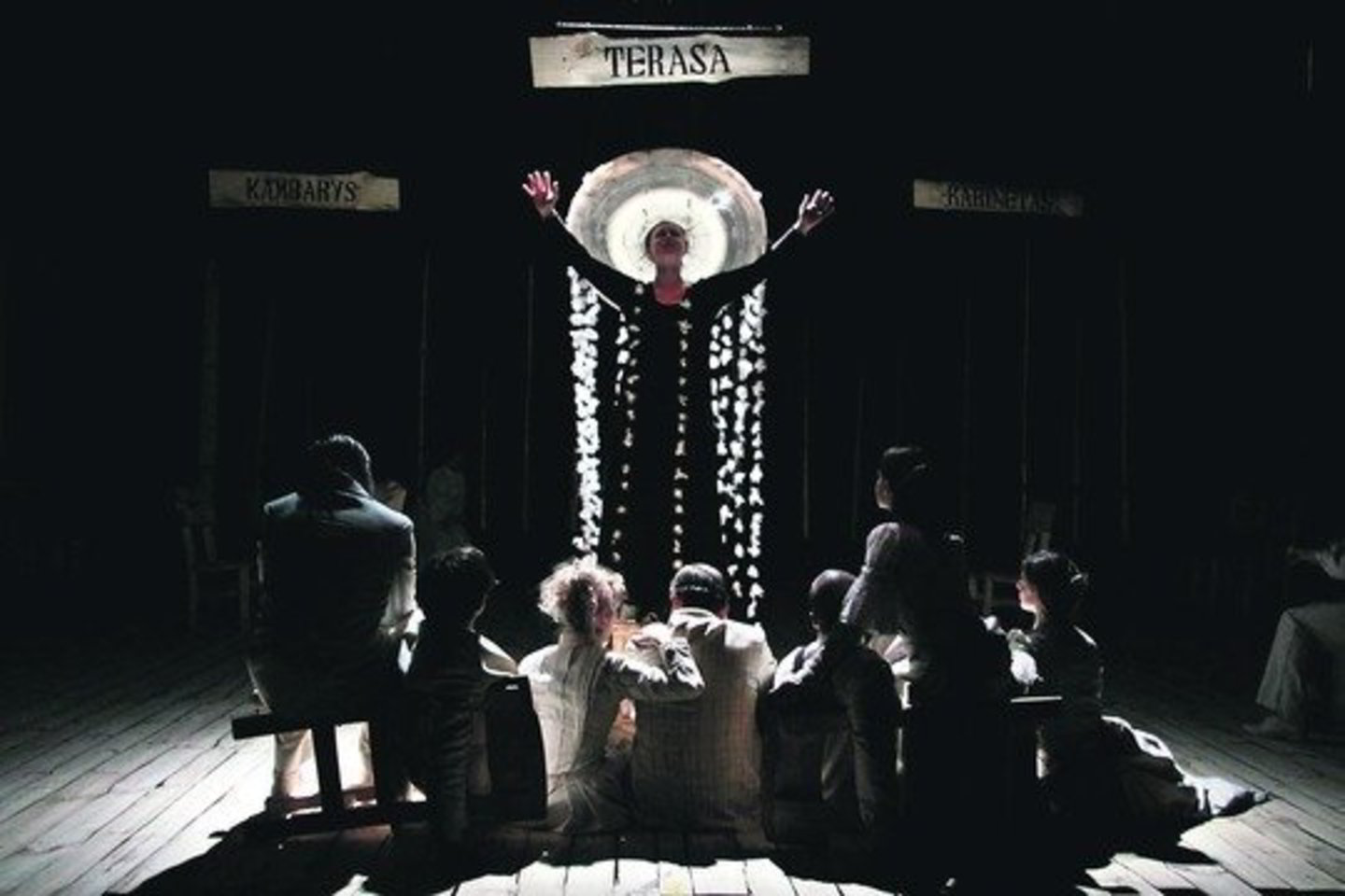 A.Giniotis spektaklyje „Vasarotojai” panaudojo daug teatro teatre motyvų.