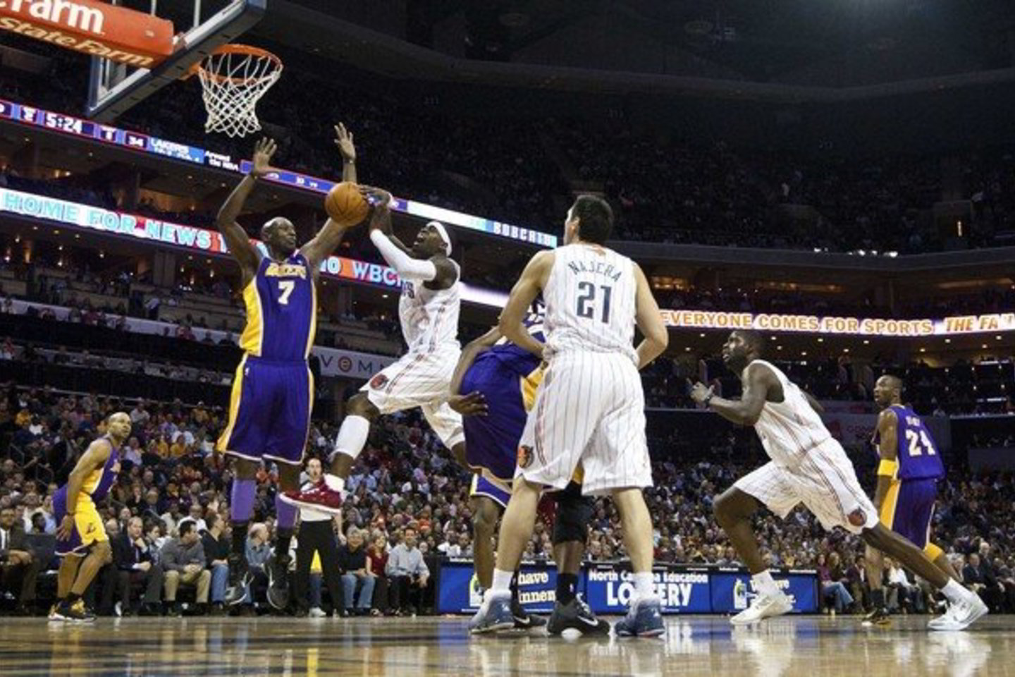 Antrąją nesėkmę iš eilės patyrė nugalėtojos titulą ginanti „Los Angeles Lakers“ komanda.