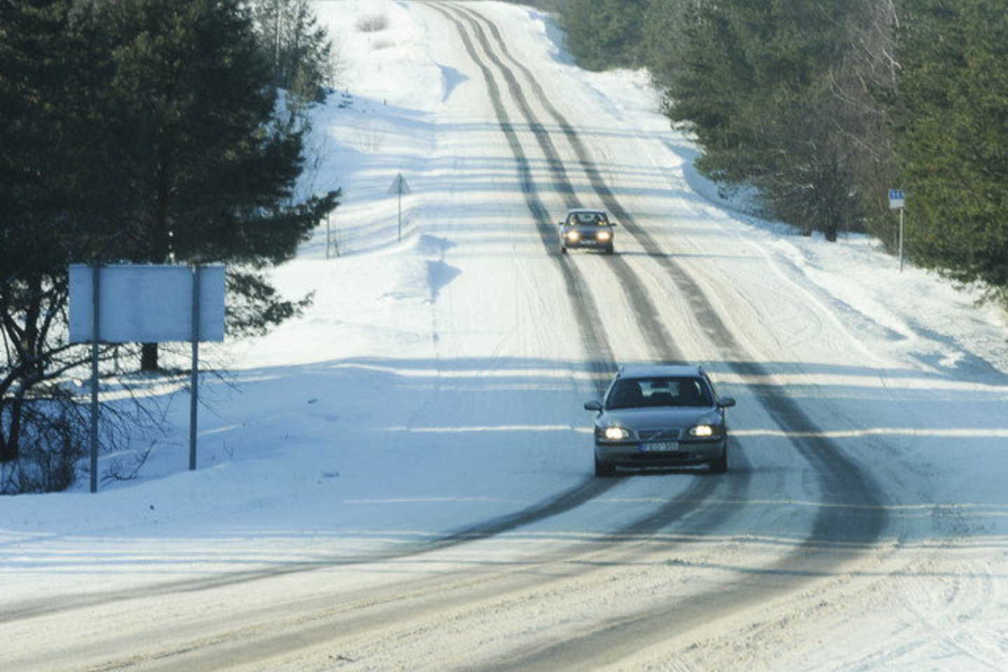Rajoninių kelių dangos atvirose vietose plikos ar provėžotos, miškingose vietovėse padengtos privažinėtu sniegu, vietomis yra ir ledo.