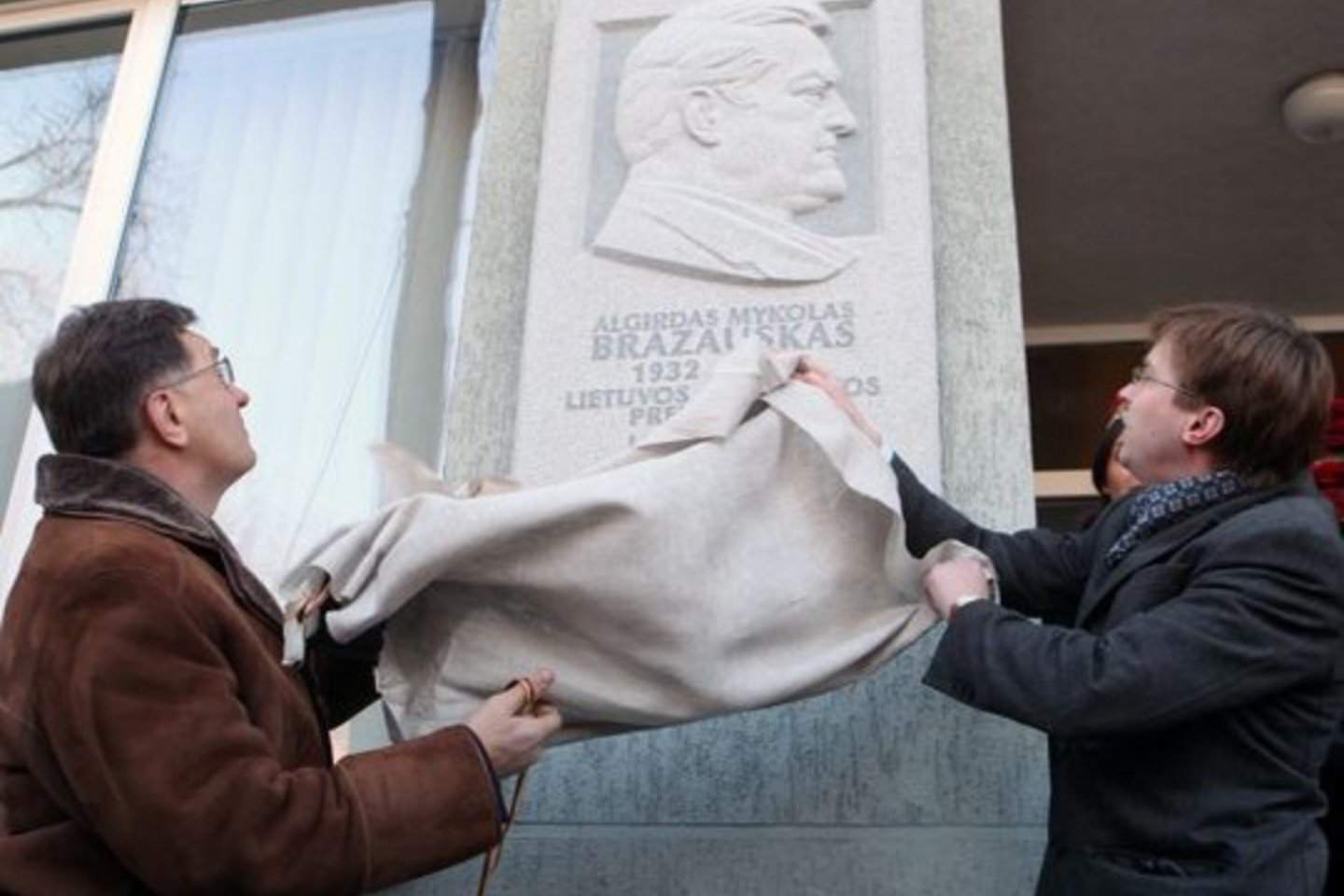 Prie socialdemokratų būstinės taip pat buvo atidengta memorialinė lenta.