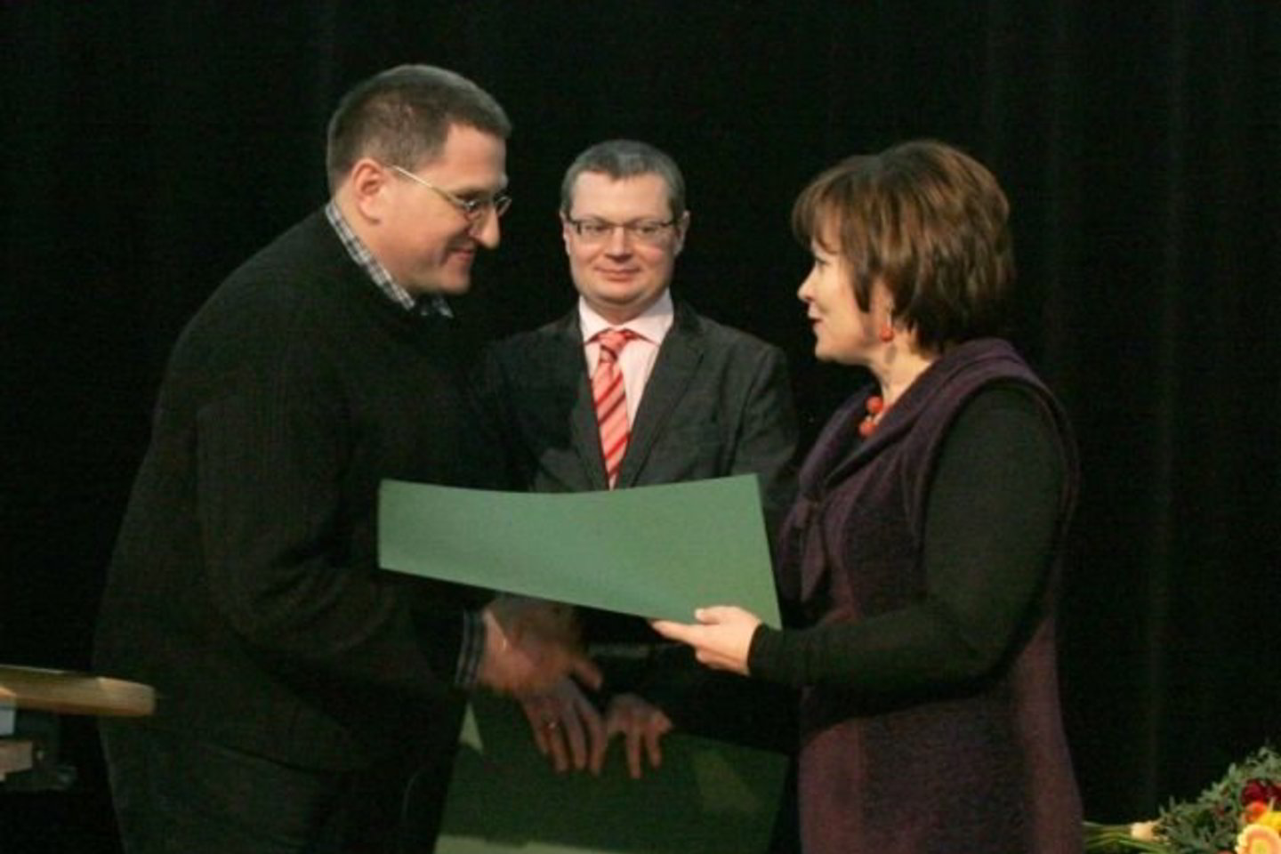 R.Juknevičienė įteikia apdovanojimą monografijos „Pilėnai ir Margiris: istorija ir legenda“ autoriams Dariui Baronui ir Dangirui Mačiuliui.