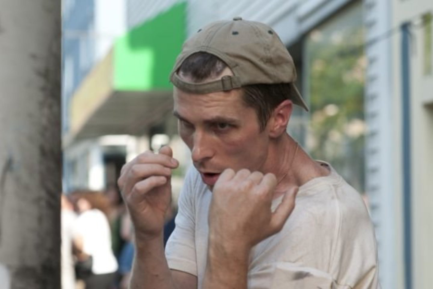 Labiausiai Davidą O.Russellą pritrenkė žavusis britų aktorius Christianas Bale‘as, kerėjęs žiūrovus puikia išvaizda filmuose „Amerikos psichopatas“, „Betmenas: pradžia“, „Tamsos riteris“.