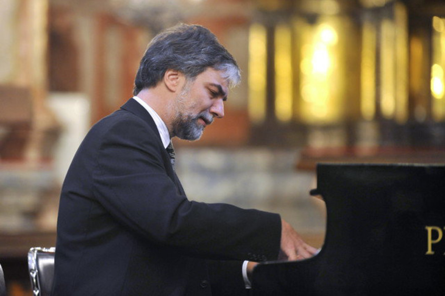 Svečiai klausėsi pianisto Petro Geniušo atliekamų kūrinių.