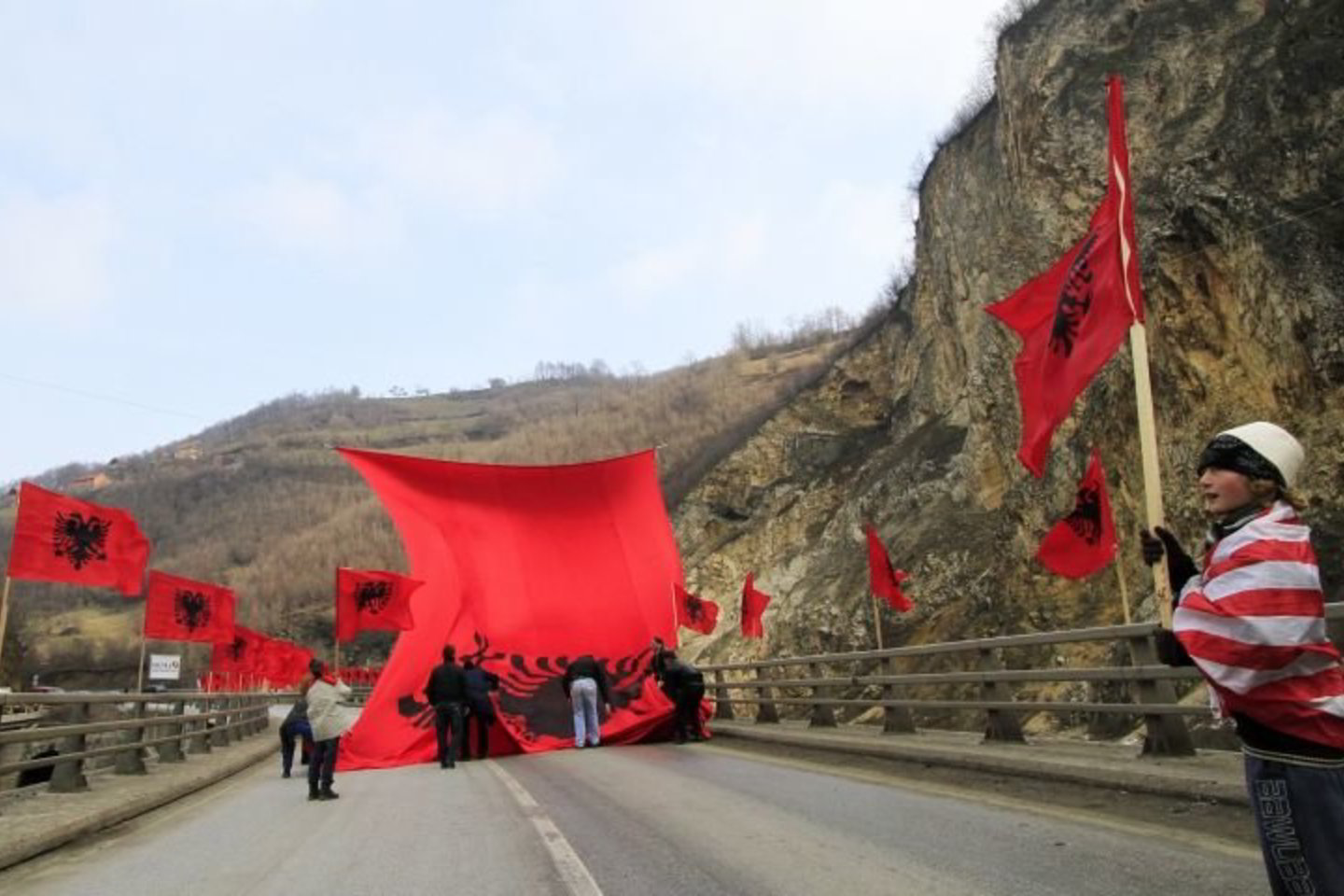 Kosove plazda vėliavos.