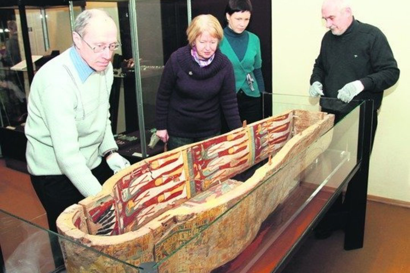 Sostinės restauratoriams (iš kairės) P.Kuodžiui, L.Kruopaitei, G.Žičkuvienei ir A.Šiauliui pirmiesiems Lietuvoje teko restauruoti senovės Egipto sarkofagą.