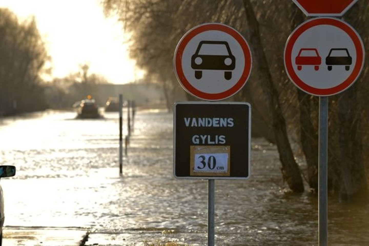 Penktadienį buvo apsemtas 1,92 kilometro ilgio šio kelio ruožas.