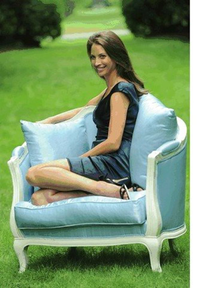 Iki šiol „Avon“ yra kūrusi kvepalus su tokiomis įžymybėmis, kaip aktorės Reese Witherspoon, Courteney Cox, Fergie, Salma Hayek, mados namais „U by Ungaro“, „Herve Leger“ ir „Christian Lacroix“.