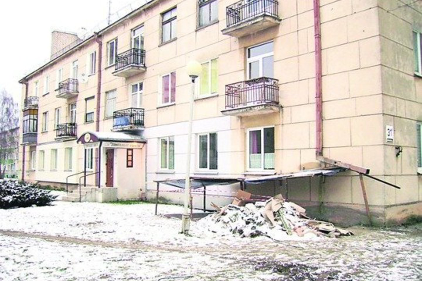 Šio senos statybos buvusio avarinio namo Panevėžyje gyventojai turėjo įveikti nemažai užkardų, net ir šaltį kentėti, kad dabar mažiau mokėtų už šildymą.