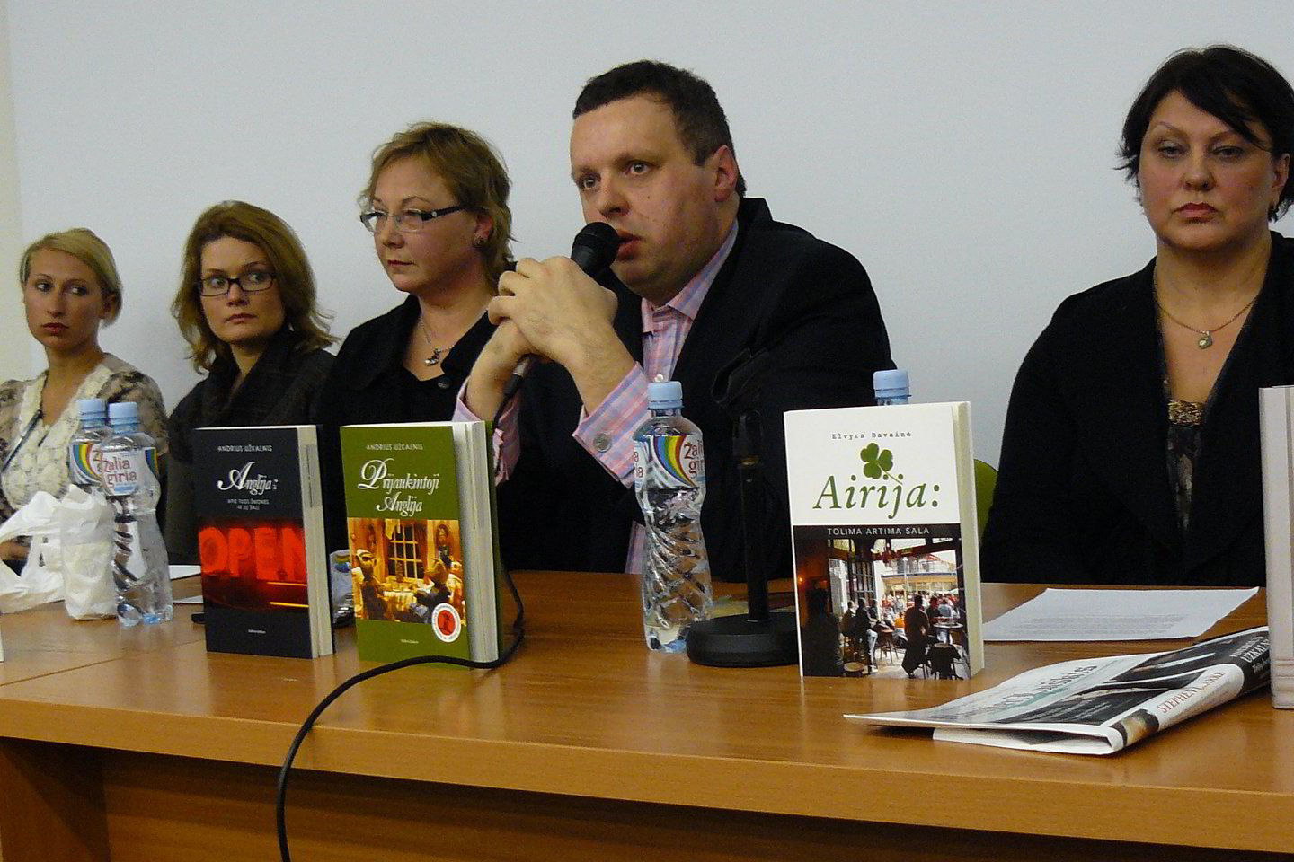 Naujosios kartos emigrantai gali sau leisti nesigraudinti ir nevirkauti dėl prarastos Tėvynės, nes paprasčiausiai nesijaučia nuo jos atitrūkę.