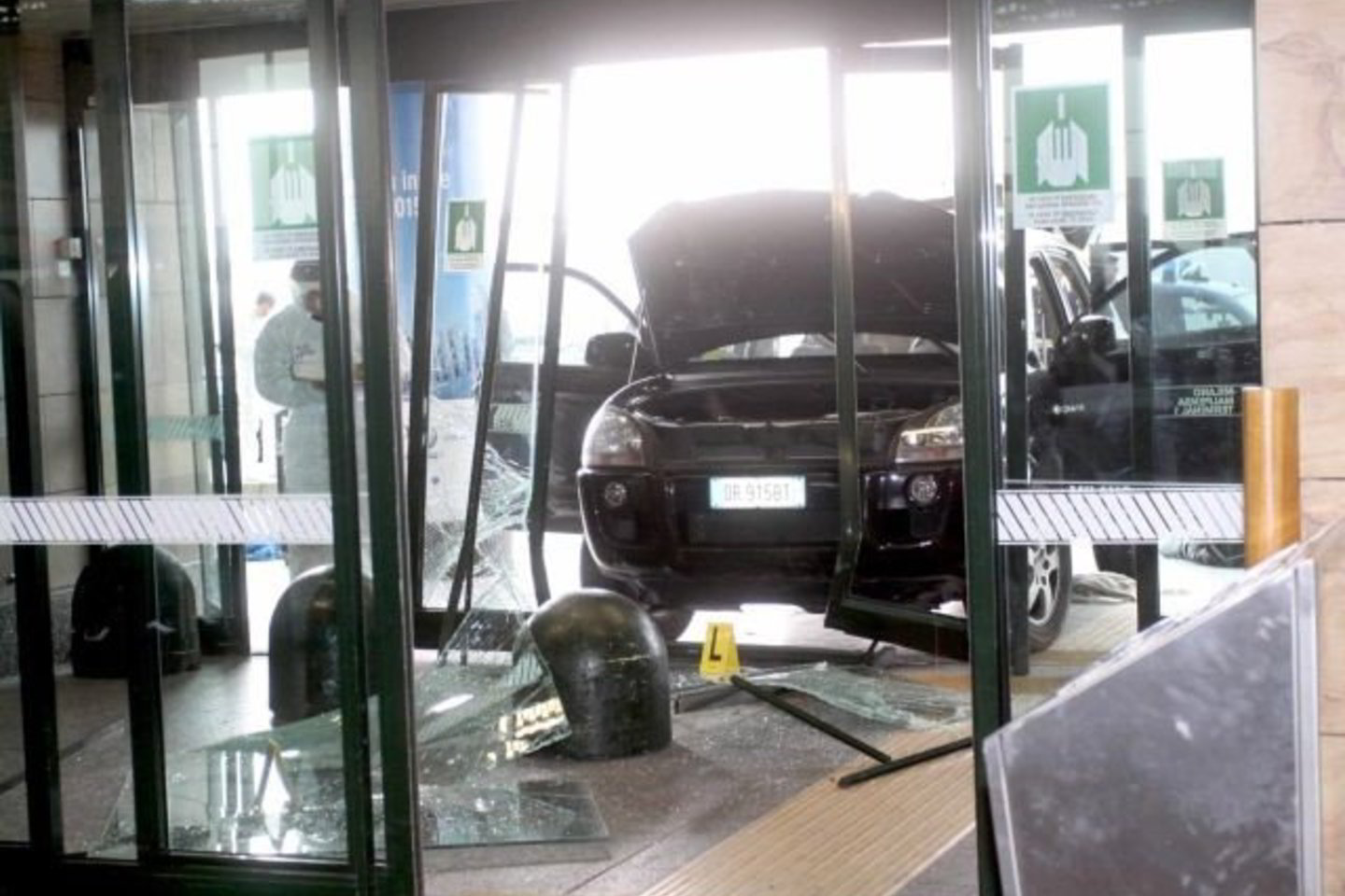 Vyras automobiliu taranavo Milano oro uosto duris.