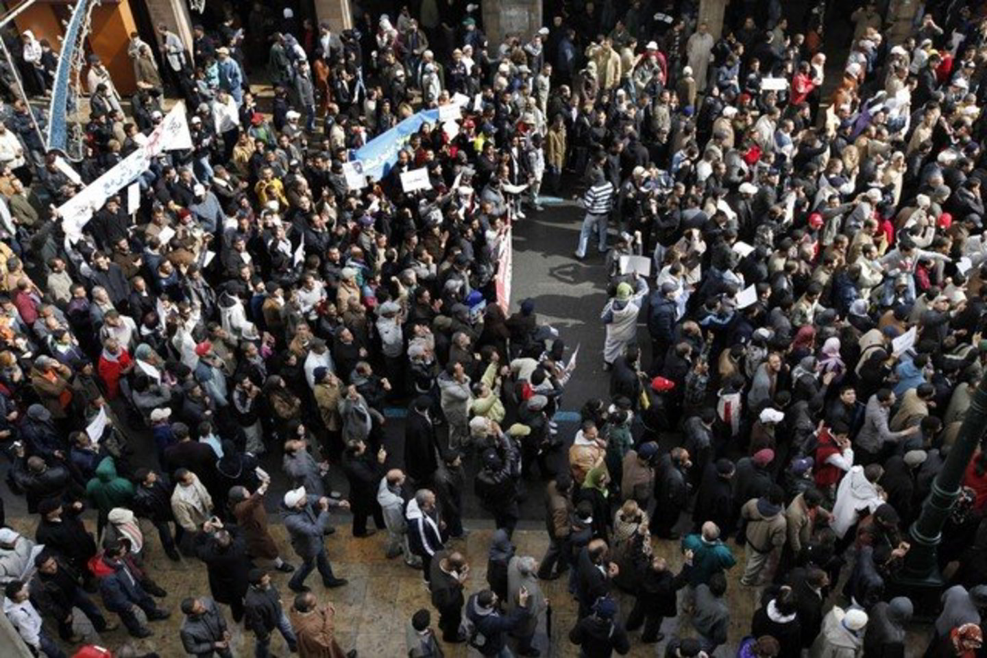 Protestuotojai nereikalauja karaliaus Mohammedo nuvertimo, tačiau nori naujos konstitucijos.