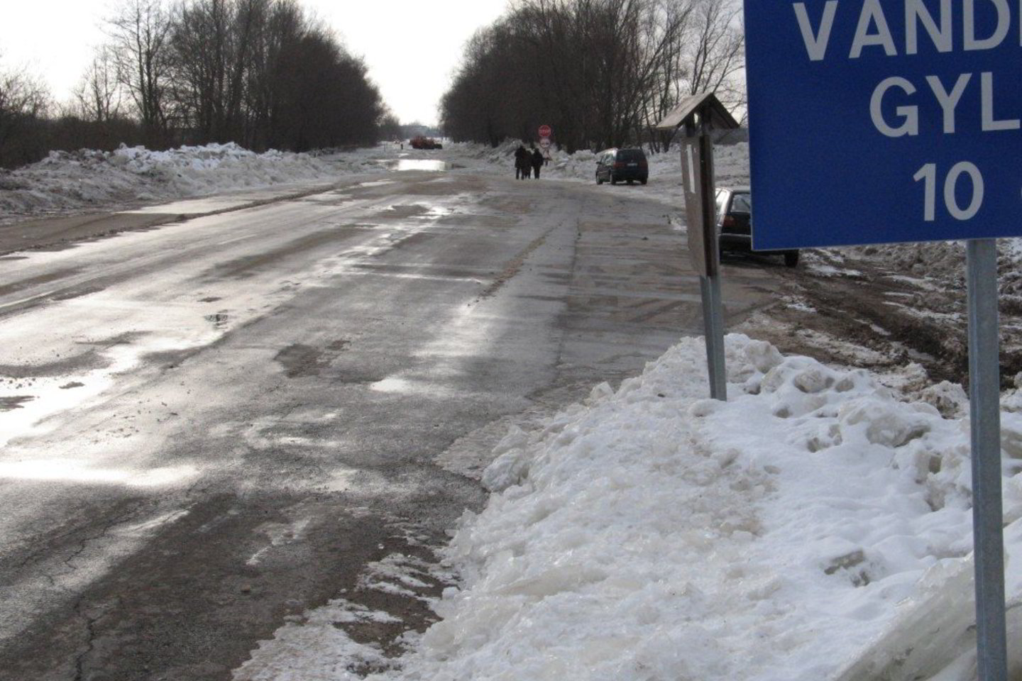 Vandens apsemtame kelyje mažėja.