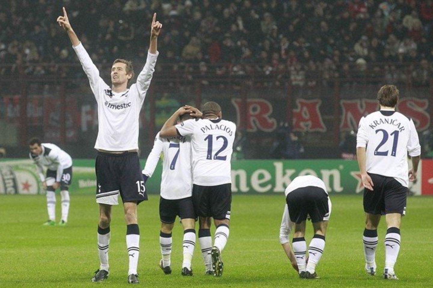 „Tottenham Hotspur“ futbolininkai pirmenybėse užima ketvirtąją vietą.