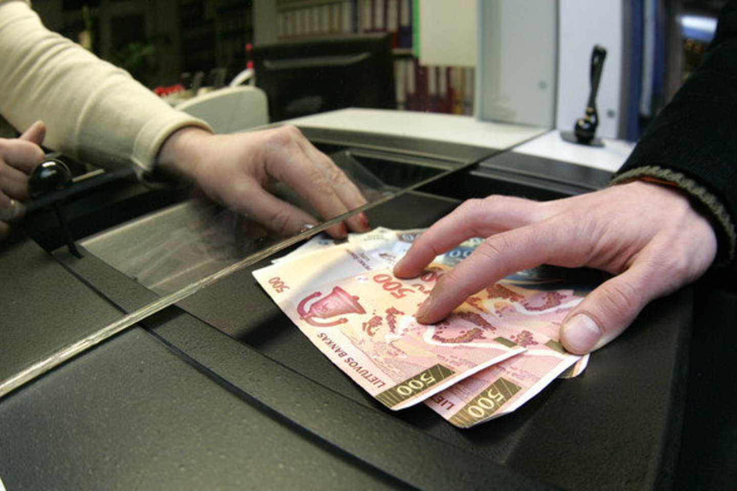 Realusis darbo užmokestis ketvirtąjį 2010 m. ketvirtį, palyginti su trečiuoju 2010 m. ketvirčiu, padidėjo šalies ūkyje ir valstybės sektoriuje.