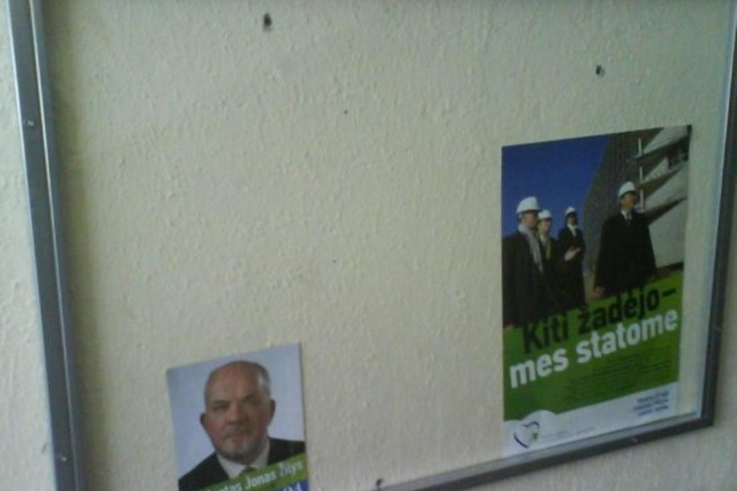 Plakate TS-LKD sugalvotas šūkis „Kiti žadėjo – mes statome“ nejuokais supykdė laiptinės kaimynus – kam gadinti sieną, jei toje pačioje laiptinėje, tik ant kitos sienos jau turime savo stendą.