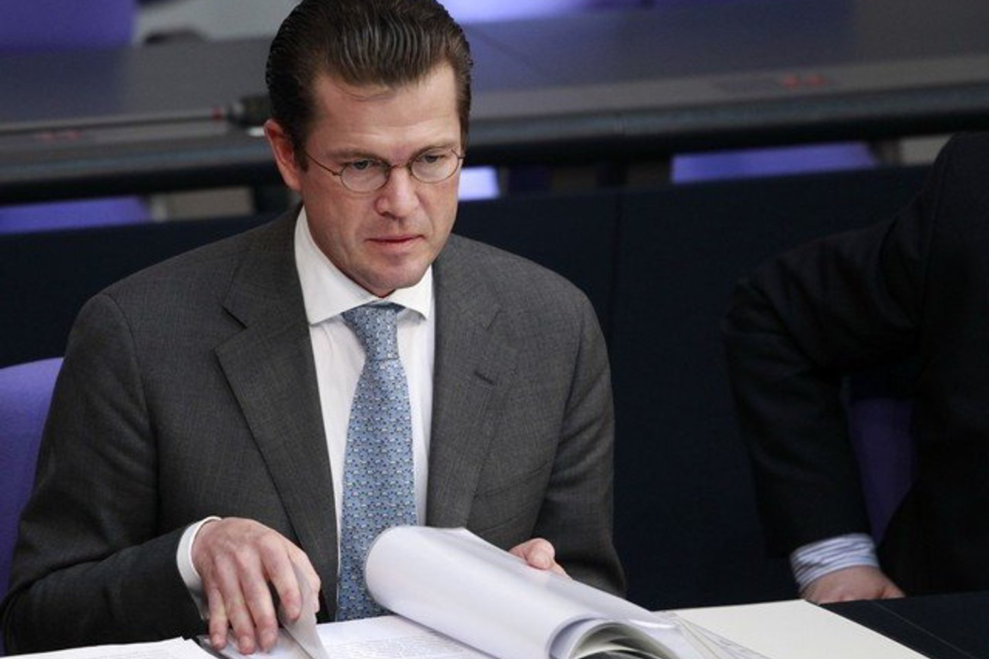 Karlas Theodoras zu Guttenbergas neteko daktaro laipsnio.