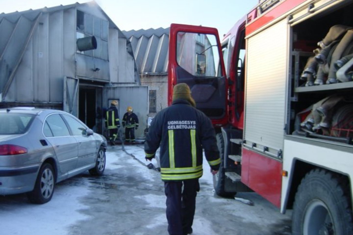 Ugniagesiams apie gaisrą buvo pranešta vos užsiliepsnojus angarui, todėl ugnis nespėjo išplisti.