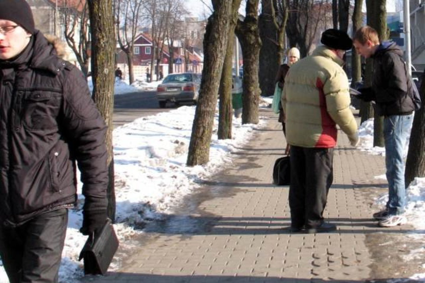 Konservatorių agitatorius stabdo praeivius ant Šilutės šaligatvio be mero leidimo.