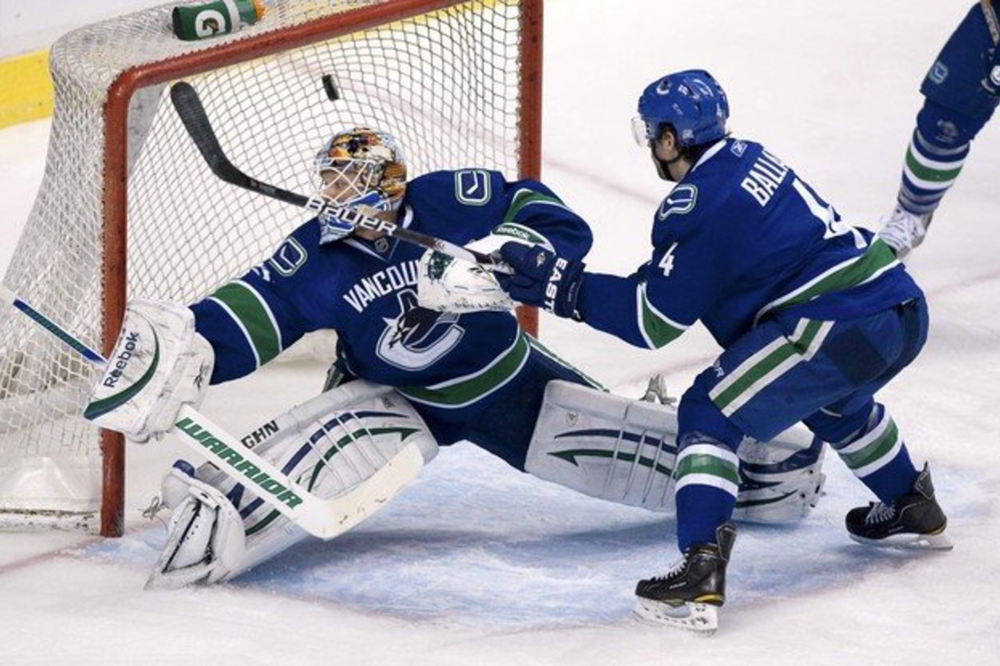 Vankuverio "Canucks“ komanda namuose 3:2 (2:0, 0:2, 1:0) įveikė Sent Luiso „Blues“ ekipą.