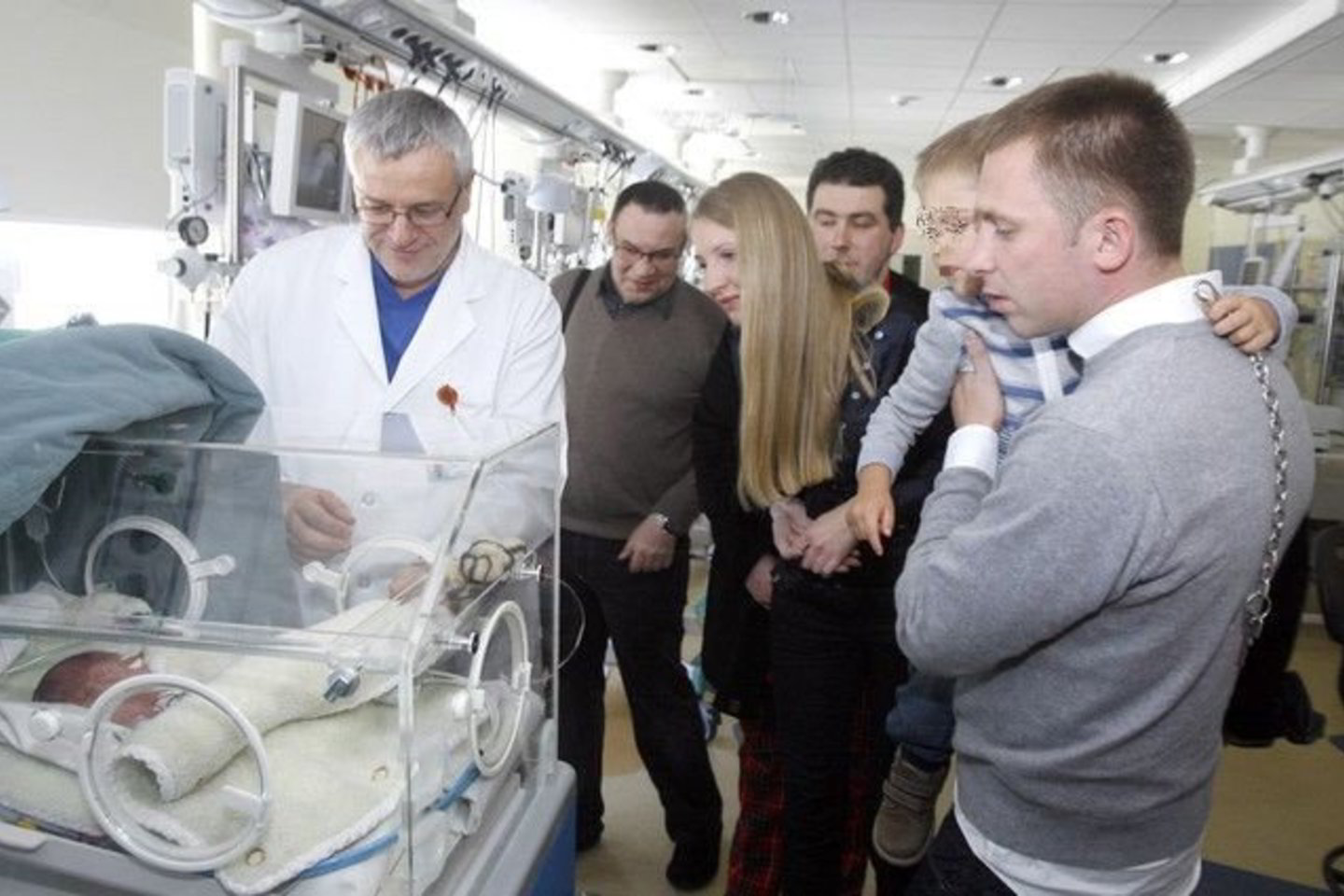 E.Dragūnas su savo vaiku apžiūrėjo VU Vaikų ligoninės Naujagimių intensyviosios terapijos skyriaus pacientus.