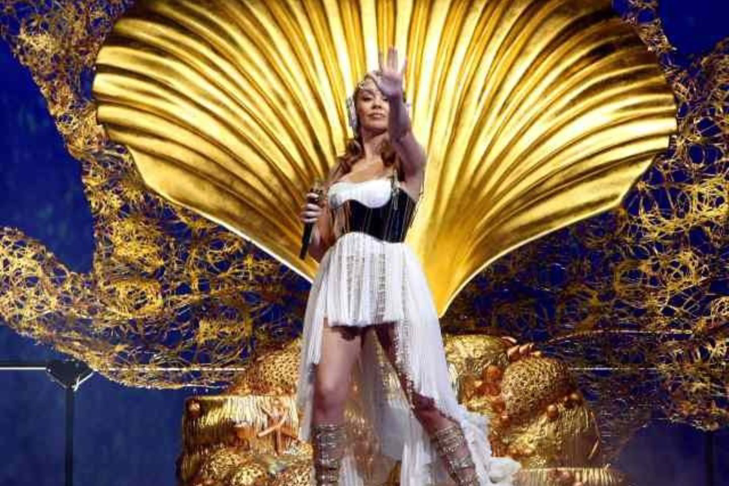 K.Minogue gastrolėse, kaip ir pernai išleistame Kylie albume „Aphrodite“, dominuoja antikos laikų grožio deivės tema.